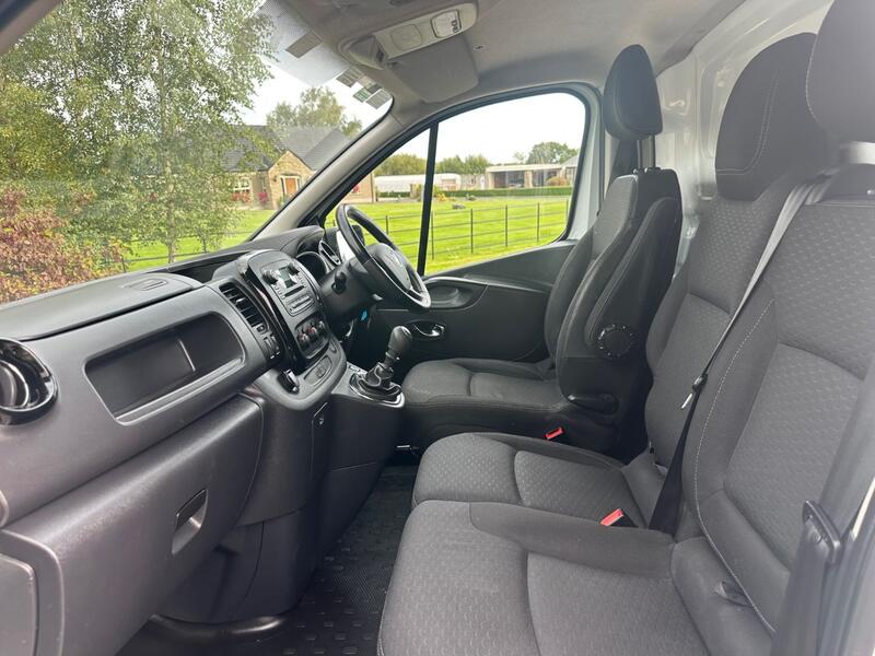 VAUXHALL VIVARO