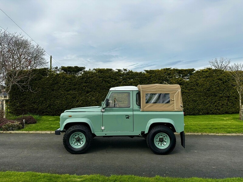 LAND ROVER DEFENDER 90