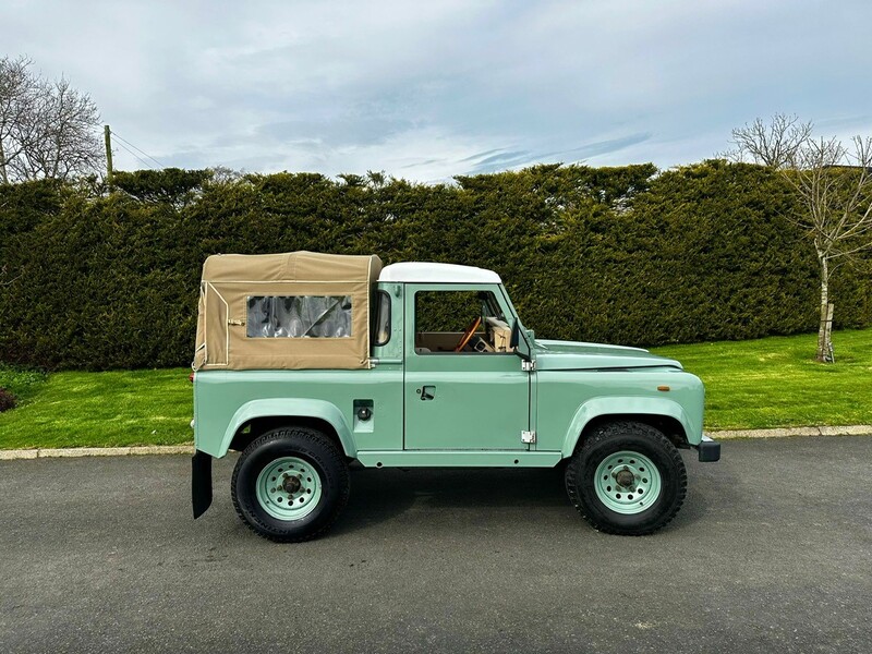 LAND ROVER DEFENDER 90